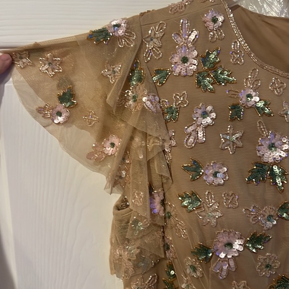 NWT MacDuggal Floral embellish, flutter sleeve gown Size 10 True to size. - Picture 4 of 6